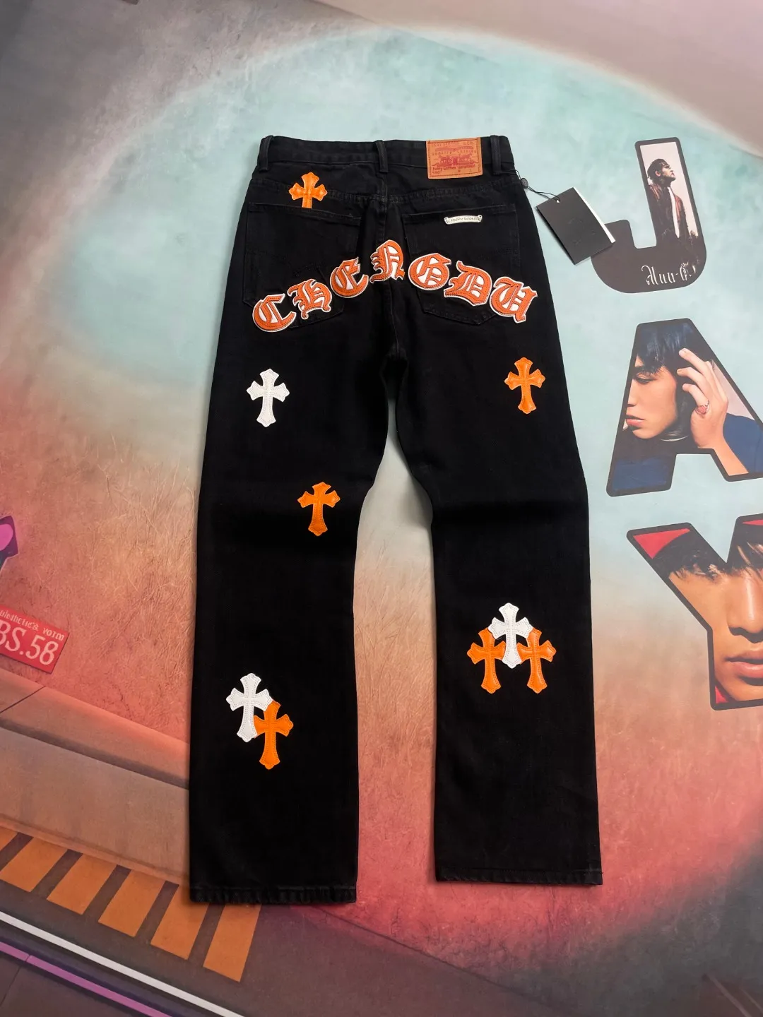 🅿️290 🔘Style No.-KL161 🔘Cross Heart𝐂𝐡𝐫𝐨𝐦𝐞 𝐇𝐞𝐚𝐫𝐭 City Limited Sanskrit Cross Patched Leather Jeans* These two pairs of Cros Heart city limited series jeans! This is an ultra-limited edition launched by Kroxin, a hard currency in the fashion circle! The overall material of the pants is classic black denim, which has a great texture, feels crisp yet soft, and is extremely durable. The colorful crosses and letter patterns on it are a highlight. The crosses come in orange, white, red and other colors. They are presented through exquisite embroidery technology. They are full of three-dimensionality, bright and not easy to fade. The letter patterns are also exquisitely embroidered, and they complement each other with the cross, which directly adds to the sense of fashion. In terms of production technology, Croxin has always strived for excellence. The wiring is very neat, every stitch is just right, and the hardware accessories are also customized, such as buttons and zippers. They are not only durable, but also have Croxin's iconic detailed design, which is full of high-end feeling. The shape is an unobtrusive straight design, which can well modify the shape of the legs. Whether you have thick or thin legs, they will look good on you. Moreover, this style is very versatile and can be easily worn in various styles. Here are some matching suggestions: Street style: Pair your upper body with a loose white hooded sweatshirt, a black Crocodile leather jacket, and a pair of black high-top Converse or Martin boots for a cool and handsome look. If you add Kroxin's silver necklace or ring, the overall look will be more complete. Casual chic: A simple short-sleeved T-shirt in a solid color, such as black, gray or white, will look great with these pants. Put on a pair of white Nike sneakers and carry a Crouching crossbody bag, and you will be both comfortable and fashionable on the street every day. Retro style: You can choose a floral shirt, tuck the hem into your pants, and pair it with a pair of retro western boots or designer shoes to instantly create a retro and personalized atmosphere. These pants are really a must-have fashion item, and they can also be matched as a pair for couples. You can pair them with your partner and be the center of attention when out on the street! If you like fashion, don’t miss it!  Size: S M L XL (28.30.32.34) Color: black with red, black with orange